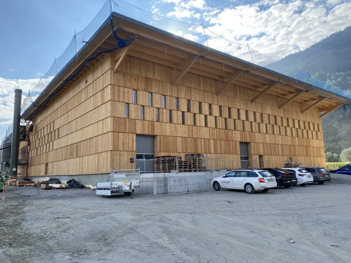 optisol-micarna Micarna-Tochter macht im grössten Holzbau des Wallis Dünger aus Hühnermist