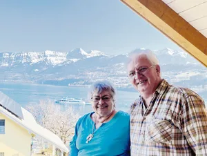 Gertrud Zumsteg, heute 87, und ihre Mann Josef, 76, auf dem Balkon ihres Hauses in Faulensee: Im Berner Oberland fanden die beiden nach der Pensionierung eine neue Heimat.