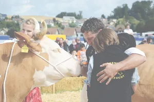 Das vermag Viehzucht zu bewirken: Philipp Hertig und Tochter Janine liegen sich ob dem Miss-Simmental-Titel ihrer Kuh Wonne weinend in den Armen. (Bild sb)