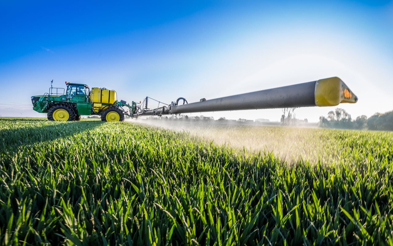 Einsatz von Pflanzenschutzmitteln mit einer John Deere-Feldspritze. Bild: zVg