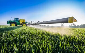 Einsatz von Pflanzenschutzmitteln mit einer John Deere-Feldspritze. Bild: zVg