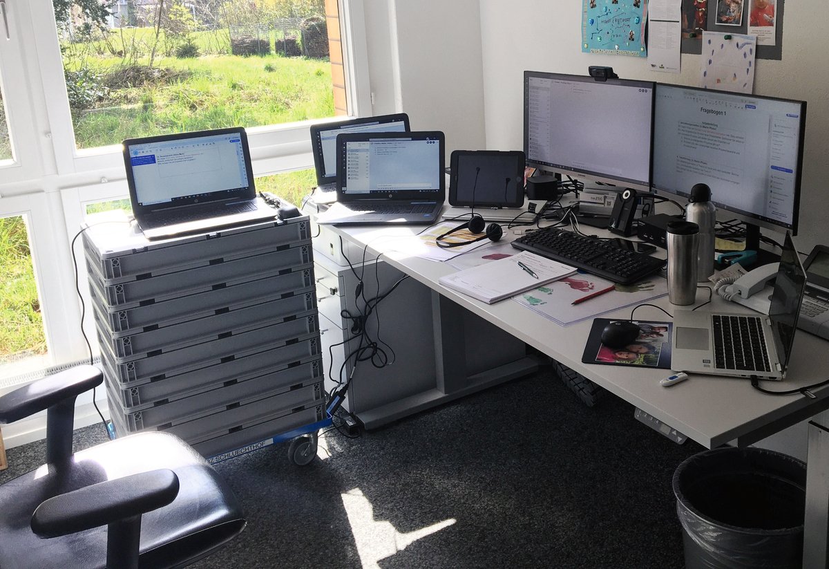 Der Arbeitsplatz eines Schluechthof-Prüfungsexperten, der gleichzeitig technischer Moderator war. Damit wurden die letzten mündlichen Prüfungen für den Agrotechniker/-in HF-Lehrgang ermöglicht. Bild: Schluechthof