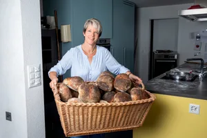 Jede Dienstagnacht bäckt Sonja Vogt-Meyer Brot und verkauft es tagsüber im kleinen Hofladen im Hauseingang.