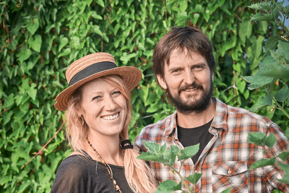 Selina und Alex Biohof Chrutig Für Selina Niederberger und Alexander Häberling war es immer klar, dass sie ihren Hof nicht alleine als Paar, sondern gemeinsam mit anderen Personen bewirtschaften und bewohnen möchten.