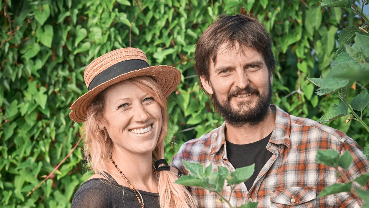 Selina und Alex Biohof Chrutig Für Selina Niederberger und Alexander Häberling war es immer klar, dass sie ihren Hof nicht alleine als Paar, sondern gemeinsam mit anderen Personen bewirtschaften und bewohnen möchten.