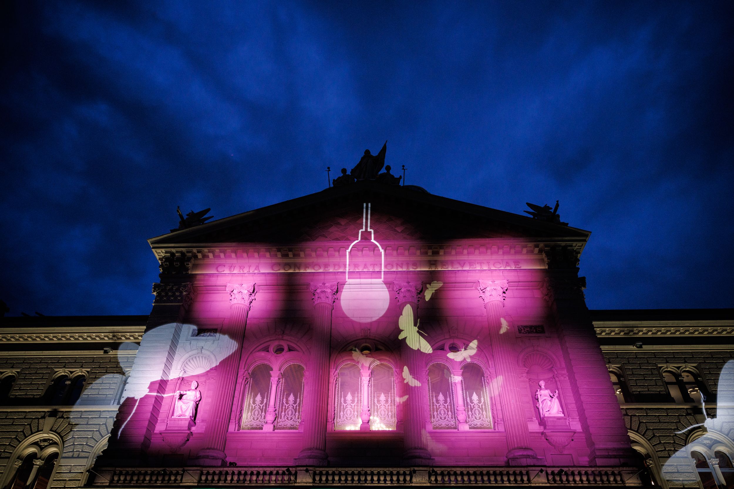 Hier schwirren an der Museumsnacht Motten über die Fassade des Bundeshauses. Im Innern entstehen regelmässig Schwärme von Vorstössen.
