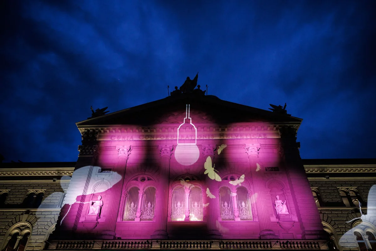 Museumsnacht 2024;Museum Night 2024;Nuit des musées 2024;Notte dei musei 2024;Museumsnacht 2024 Hier schwirren an der Museumsnacht Motten über die Fassade des Bundeshauses. Im Innern entstehen regelmässig Schwärme von Vorstössen.