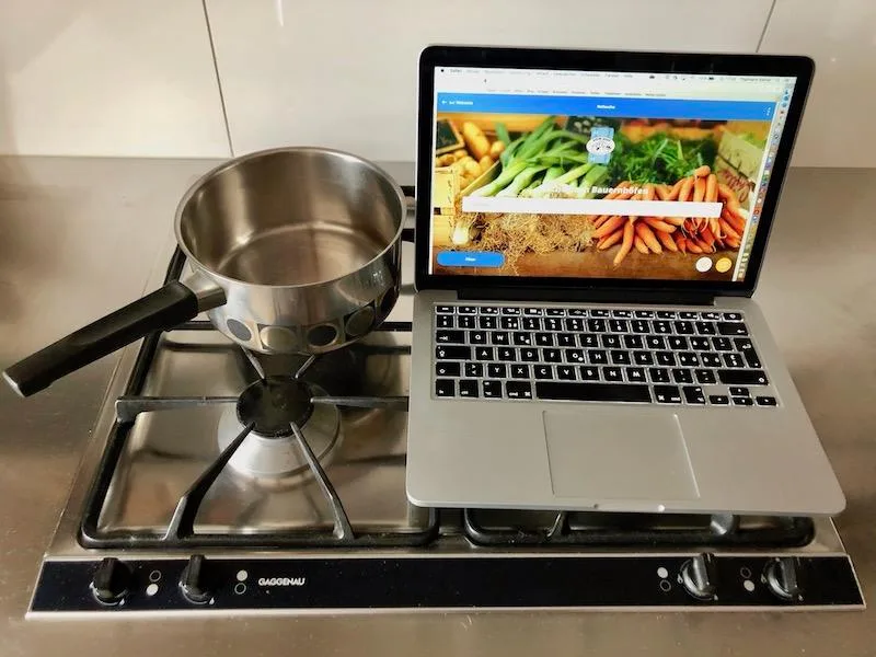 516096a4fc0689bd9fb6ba051479facf0efec8d6 Der Herd bleibt kalt, die Pfanne leer: Vermehrt werden Lebensmittel und Essen nach Hause bestellt. Corona verleiht diesem Food Trend zusätzlich Schub. (Bild Esther Thamann)