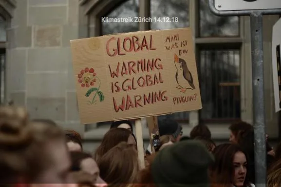 715069a4f7c6deac69cd96d43fa509fa79ee7259 Die Schüler fordern einen Klimanotstand. (Bild climatastrike.ch)