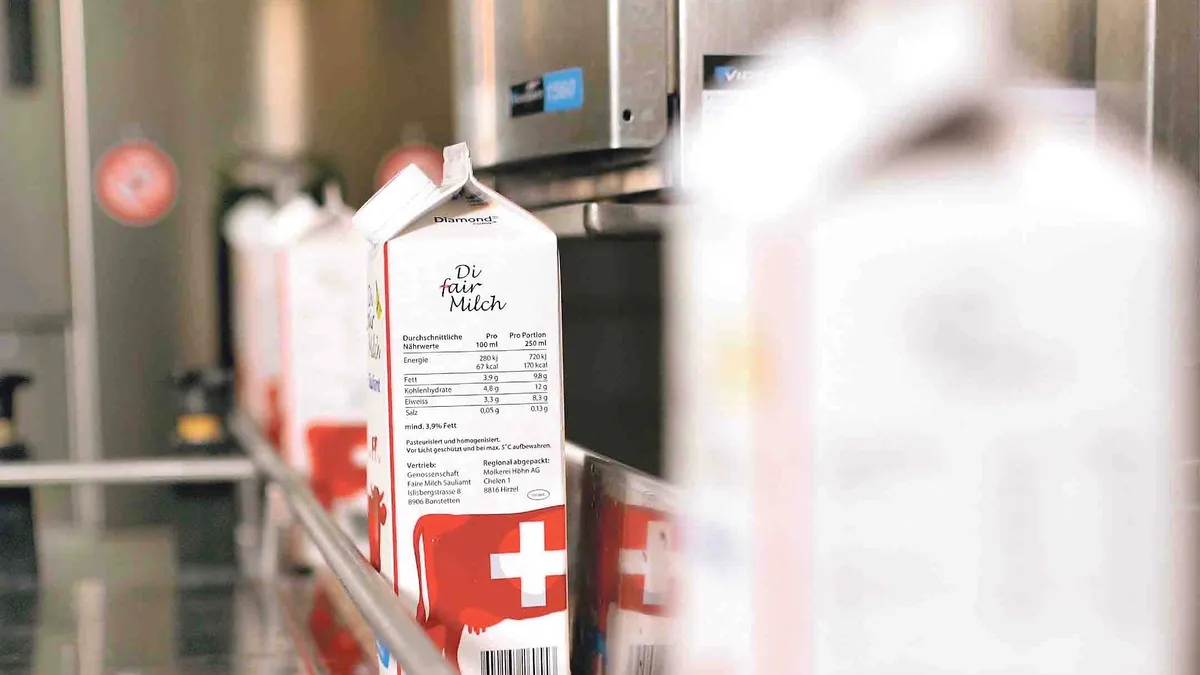 642fffd780157d3dd2b8d3b3ccef979923c20886 «Di fair Milch» wird abgefüllt. Das Projekt der gleichnamigen Genossenschaft im Säuliamt ist nur eine von vielen Initiativen, um den Milchpreis für die Bauern zu verbessern. (Bild Bauernfilme.ch)