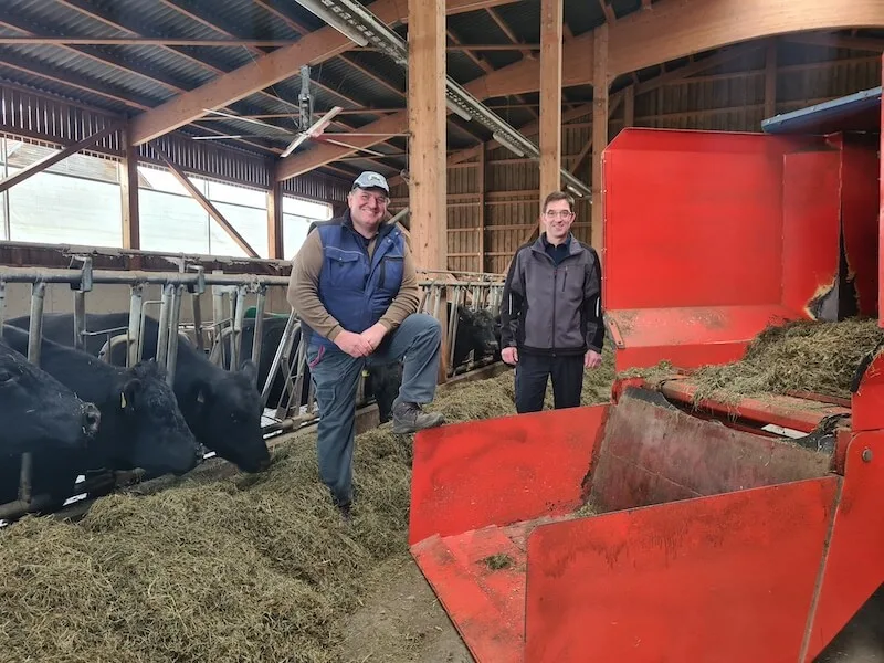 e037f41cfc11b8b39bfa4ed739ad632ee8b841ca Landwirt Stefan Siegenthaler, links, und Marc Wenger, Lieferant des Futterwagens (Wenger & Co AG), sind zufrieden mit der Arbeitsqualität. (Bilder Beat Schmid)