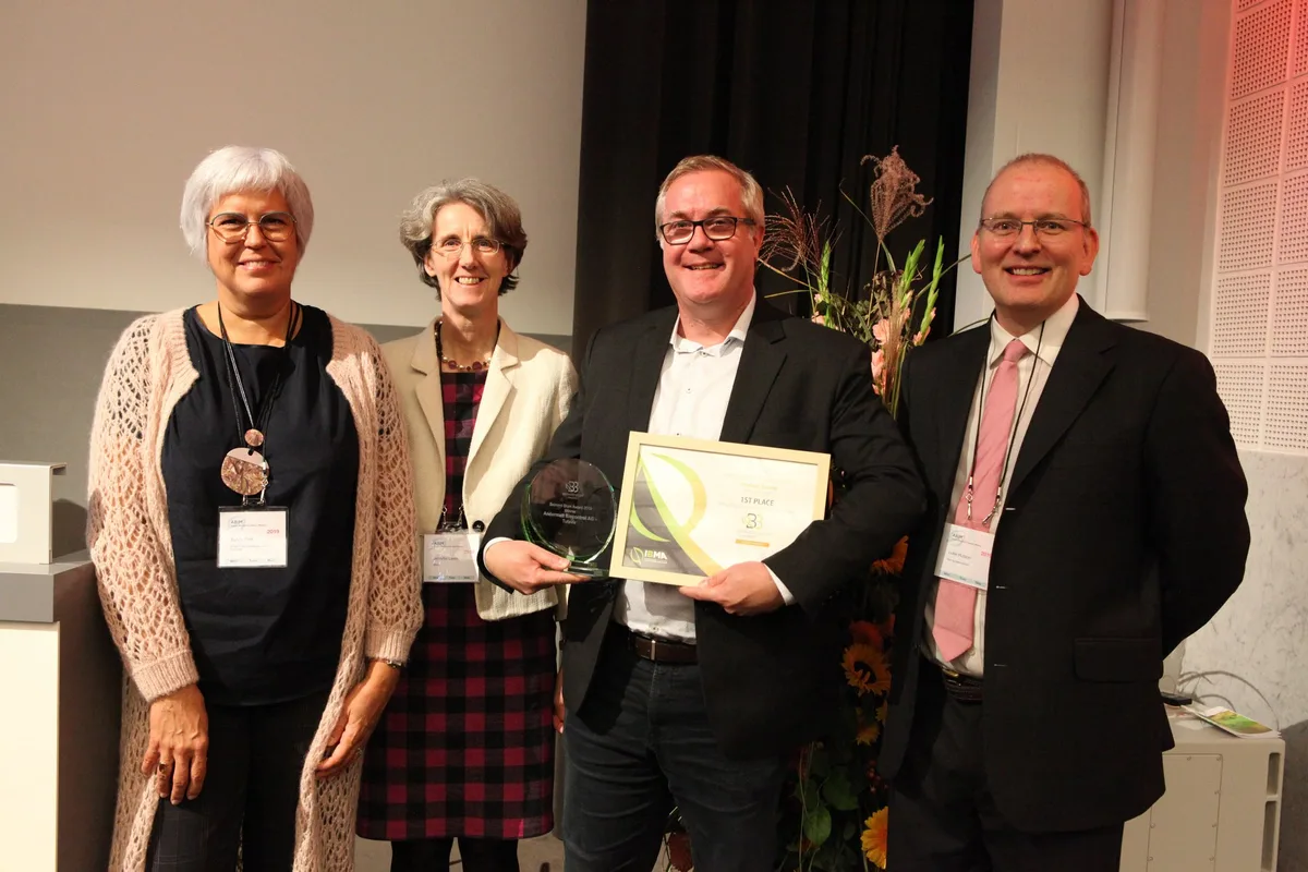 0944c42abc2332156c55cf5885d6efd4ecdf8bcd Andermatt Biocontrol wurde an der diesjährigen ABIM mit dem Bernard Blum Award ausgezeichnet. V.l.n.r.: Sylvia Plak, Präsidentin der IBMA, Jennifer Lewis, Executive Director von IBMA, Philip Kessler, Director International Market Development von Andermatt Biocontrol AG und Luke Hutson, Chief Editor von New Ag International SARL. (Bild zVg)