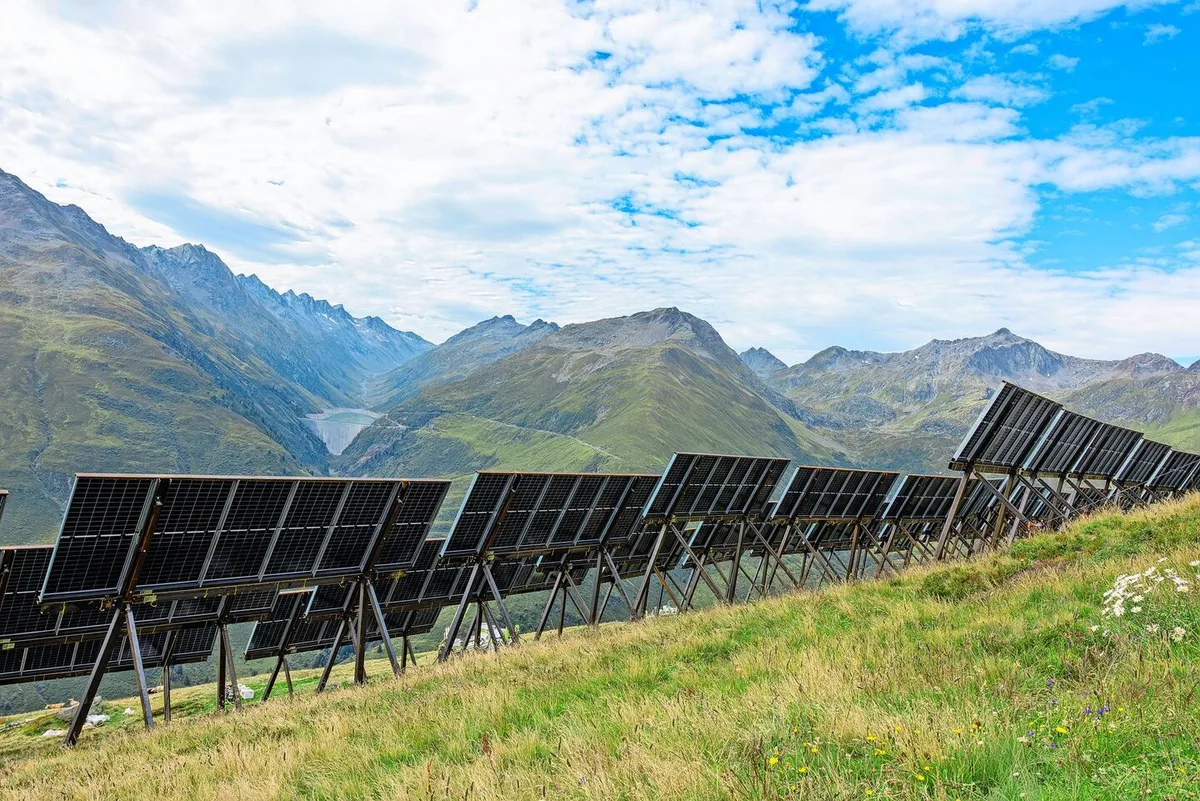 7750b09deeb12181764095d64b886322e7f2e6d86d3c56ba6fb9be8a96d9438d In Sedrun GR wurden die ersten PV-Modultische auf 2000 m ü. M. bereits installiert. Im oberen Bereich soll die Sömmerungsweide erhalten bleiben.