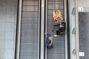 Kunden im Einkaufszentrum «Lago» in Konstanz (Deutschland), aufgenommen am 15. Juni 2020. An diesem Tag wurden die Grenzen nach dem Lockdown wieder geöffnet. (Bild Keystone/Gian Ehrenzeller)