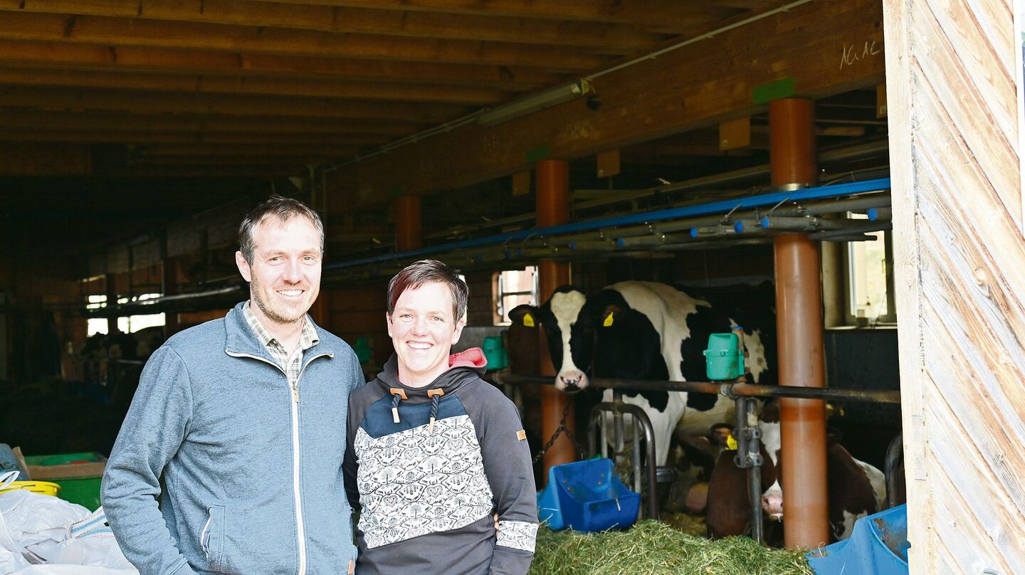 Die Ausbildung führte Sarah Overney und ihren Mann Christoph zusammen. Die beiden führen den Betrieb gemeinsam, beide erledigen Arbeiten im Stall und im Haus.
