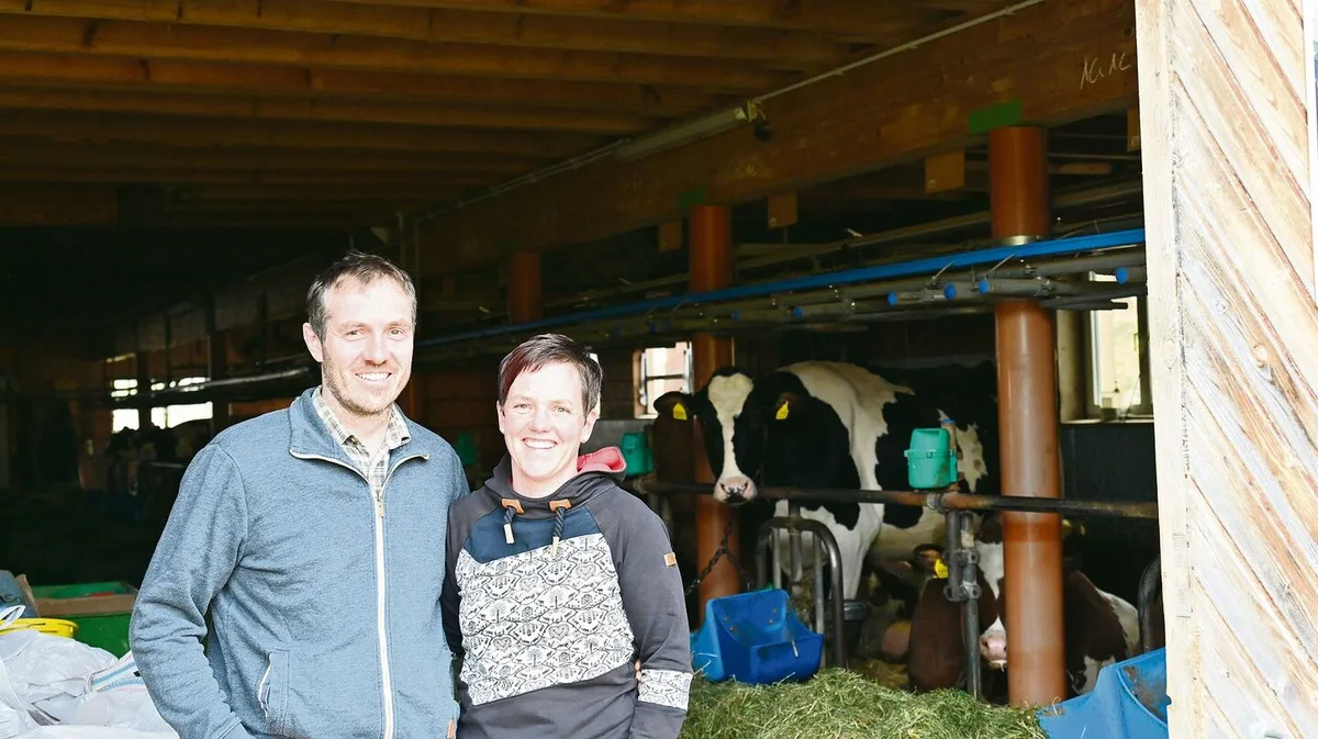 ff0dfdbc65b4d64e8ad9150ab079f5adbdc6c88d10ea4a605e4c4f367d5f871c Die Ausbildung führte Sarah Overney und ihren Mann Christoph zusammen. Die beiden führen den Betrieb gemeinsam, beide erledigen Arbeiten im Stall und im Haus.