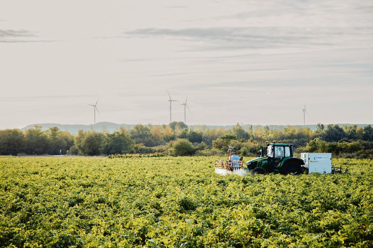 7d7cf81d7a37144e80f0aac6d479caf193cbe310 Die Crop-Zone-Technologie bei der Sikkation (Abbrennen) von Kartoffelstauden. Vorne werden die Pflanzen mit einer leichten Salzlösung benetzt und hinten wird die Niederspannung von einem Generator auf die Pflanzen übertragen. (Bild Crop-Zone)
