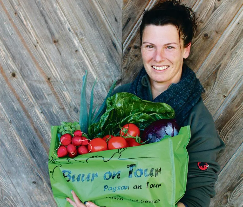 10ef297b63023c7b943eadfa5a3b48197e533147 Nicole Rohrbach übergibt die Bestellungen in grünen, wiederverwendbaren Taschen der Post. (Bild zVg)