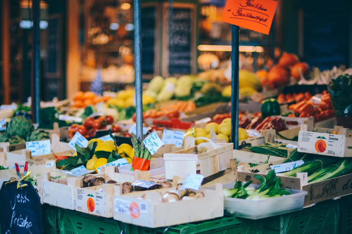 834f767d93b94c09e66085c02744ad90fcc0ad4f Die Arbeit auf dem Konstablerwachen-Markt ist ein Knochenjob. (Symbolbild Unsplash)
