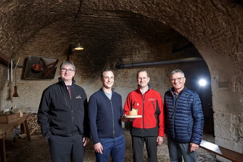 685701789344d552a08939c4bd6200054f8cb190 Jacques Gygax, Präsident der Interprofession Tête de Moine, Menno Amstutz, Fromagerie Amstutz SA, Olivier Isler, Geschäftsführer der Interprofession Tête de Moine und Gabriel Juillerat, Promotion Bellelay SA (v.l.n.r.). (Bild Tête de Moine)