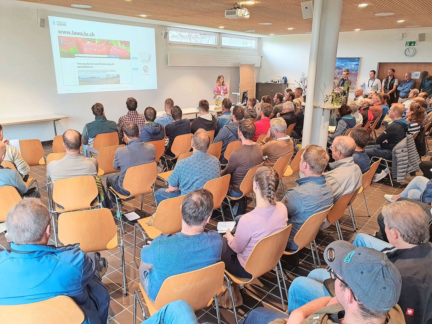 Grosses Interesse für die neuen Rahmenbedingungen: Rund neunzig Personen nahmen am Fokustag zu Spezialkulturen am BBZN Hohenrain teil.