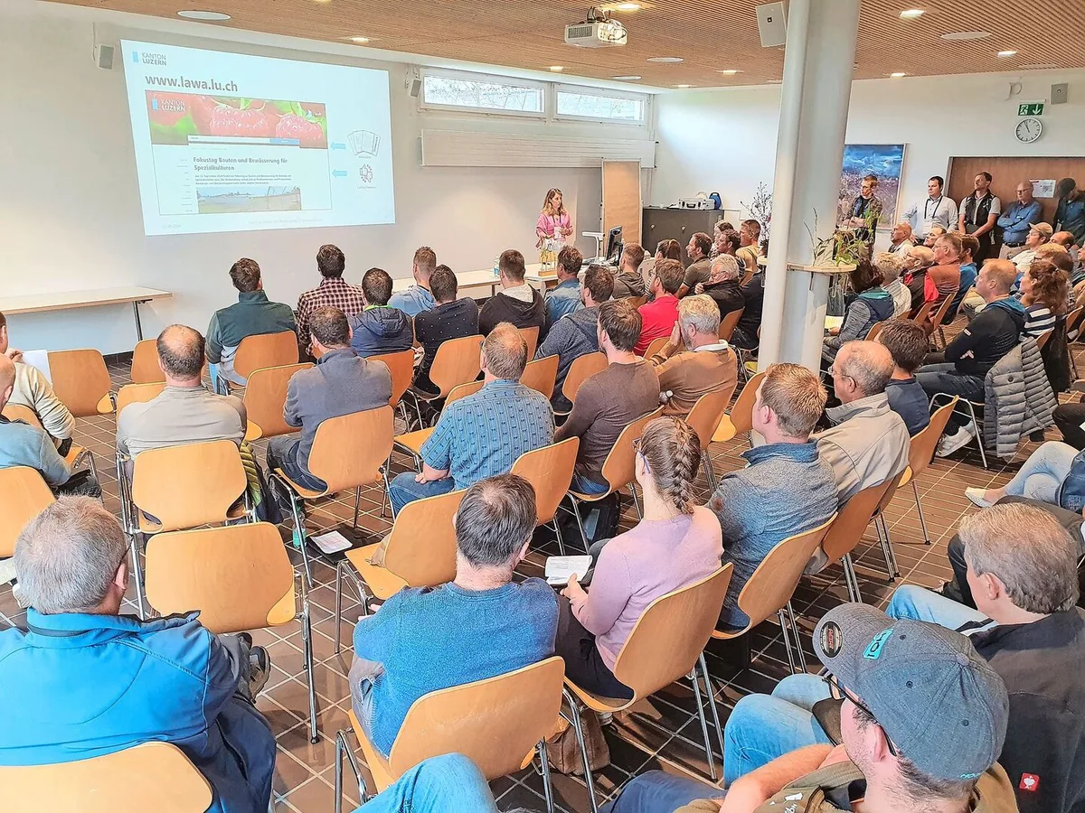 e5757ea72d5cb7bf38be291fc70b7feeee6b00644c604dcfc8e7a63233fe346d Grosses Interesse für die neuen Rahmenbedingungen: Rund neunzig Personen nahmen am Fokustag zu Spezialkulturen am BBZN Hohenrain teil.
