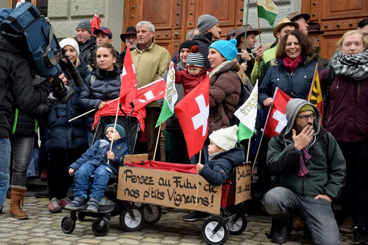 f18aec6b88f447e8faf57cd81656debb47796bd1 Bereits Ende 2019 demonstrierten Westschweizer Weinbauern in Bern. (Bild jw)