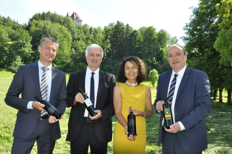 b5ffcd103671e8f4cc195b3b9134ba16b4d6ea5c Roland Michel (Präsident Branchenverband Aargauer Wein), Bernhard Scholl (Grossratspräsident), Vincenza Trivigno (Staatsschreiberin) und Markus Dieth (Regierungsrat) (v.l.n.r.). (Bild Kanton Aargau)