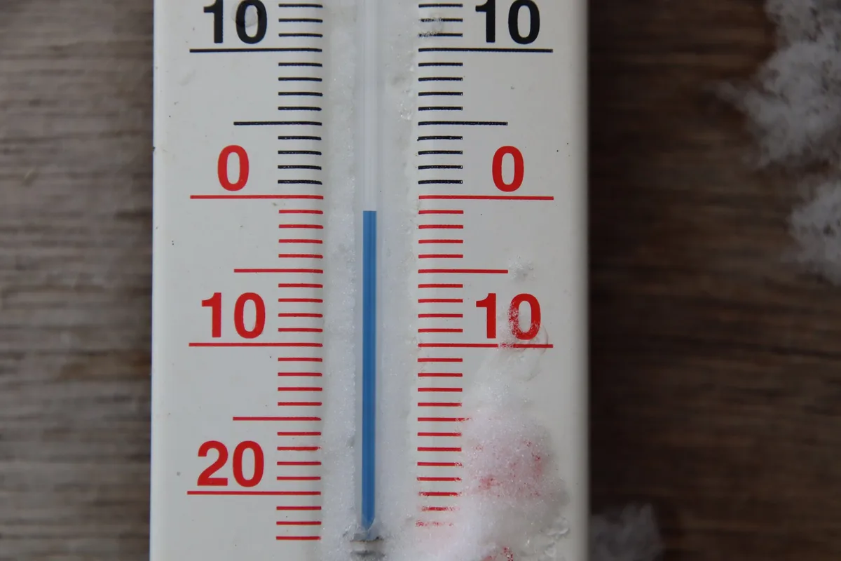 Frost_03-04-22_Truttikon_Thermometer Erste kalte Nacht machte Frostbewässerung nötig