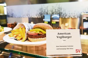 Vegetarische Menüs sind in Kantinen – hier in einer Filiale der weit verbreiteten SV-Group – längst angekommen. (Bild Keystone)