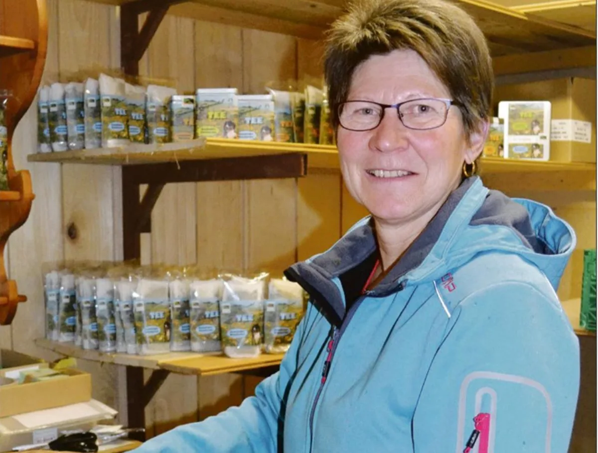 e1c128329f964ae1ca208b7bb6f30ef352be4bbd Susanne Kohler hat Freude an ihren verschiedenen selber kreierten Teemischungen, die sehr urchige Namen wie etwa «Gotthelfs Chrütertee» tragen. (Bild Renate Bigler-Nägeli)
