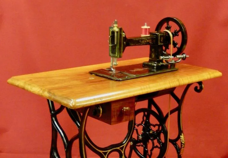 1ecee869ebfdd1e64aa1d3afd19dcbe9b3a7c82e Die Rebsamen Nr. 1 ist die älteste Nähmaschine der Schweiz. Zu bestaunen gibt es sie im Nähmaschinen-Museum in Dürnten ZH. (Bild zVg)