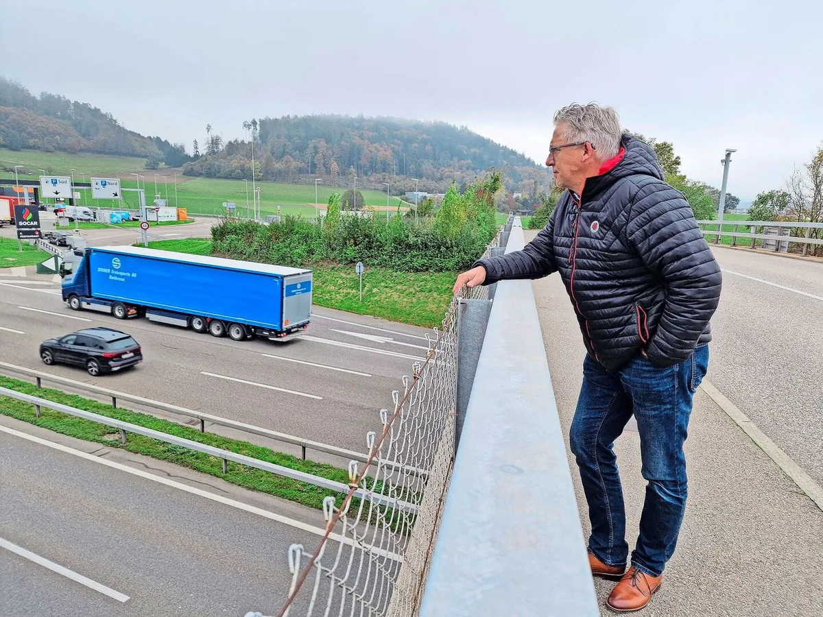 Christophe Eggenschwiler am Grauholz. Unter ihm die Autobahn von Bern nach Zürich.