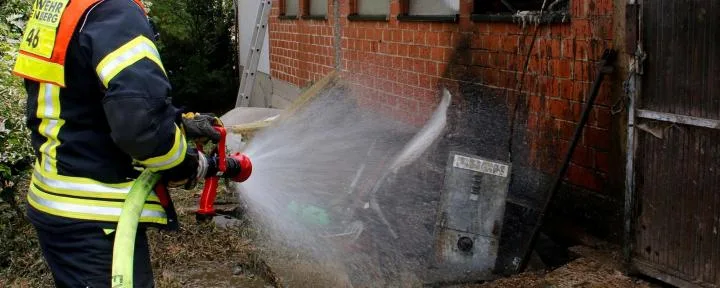b0793adc2261c07bdacf41cc1911cbec947c424c Die heissgelaufene Pumpe war an der Aussenwand des Kuhstalls installiert. (Bild ah/Feuerwehr Frankenberg)