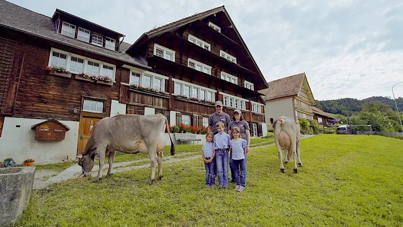 ec742a852eb65c86abdd3f98a7a953ed78340a3c Walter Rhyner und seine Familie aus Hoffeld SG machten auch in einem Rassenpromotion-Video von Braunvieh Schweiz mit. Ihre Braunviehkühe sind milch- und exterieurmässig top. (Bild Braunvieh Schweiz)
