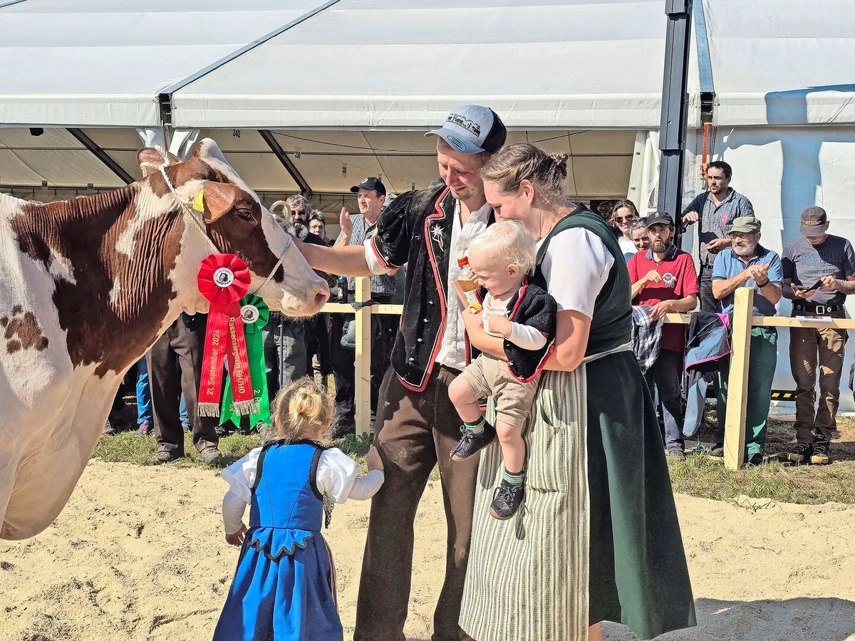 84f227bc410a86985c427500573605077c56ff2ff2e2ac13ba3ecfa7cb6c4c1c Viehzucht ist Familiensache: Die Jüngsten führten nicht nur Kälber vor, sie feierten auch die Missen. Miss der Red Holstein und Holstein: Steffen-Gene Evert Wina von Markus und Christoph Steffen.