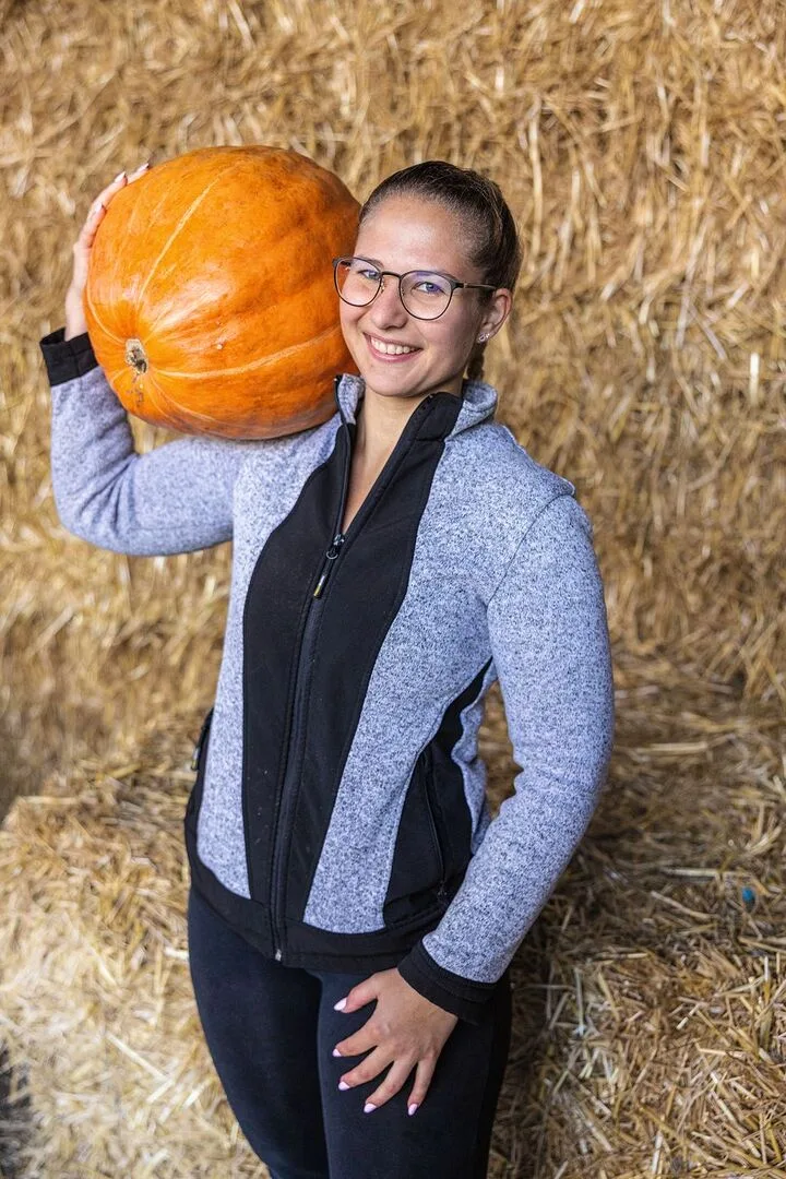 e1d0b650b12ca33a5ff9c02f10087f13d3011b685effc8855f00e5552b709238 Faye Kleiner schultert einen Kürbis.