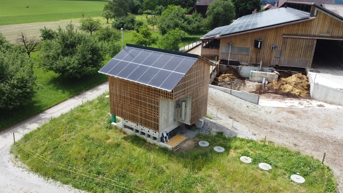 DG-2026-08-FoKo-HAFL Mit einer modularen Biogas-Demoanlage will die HAFL herausfinden, wie Kleinanlagen konzipiert sein müssen, damit sie nicht nur technisch, sondern auch wirtschaftlich funktionieren.