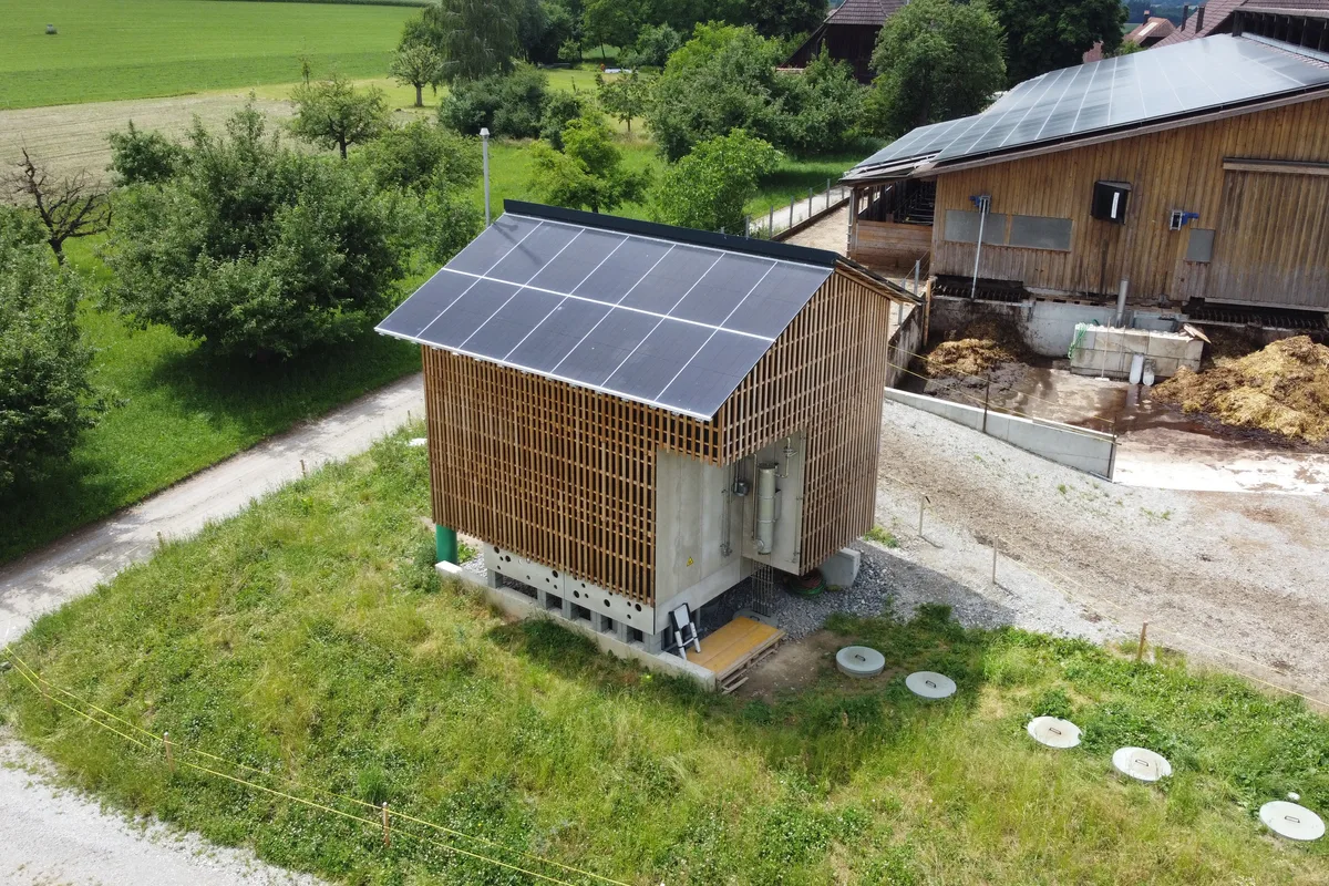 DG-2026-08-FoKo-HAFL Mit einer modularen Biogas-Demoanlage will die HAFL herausfinden, wie Kleinanlagen konzipiert sein müssen, damit sie nicht nur technisch, sondern auch wirtschaftlich funktionieren.