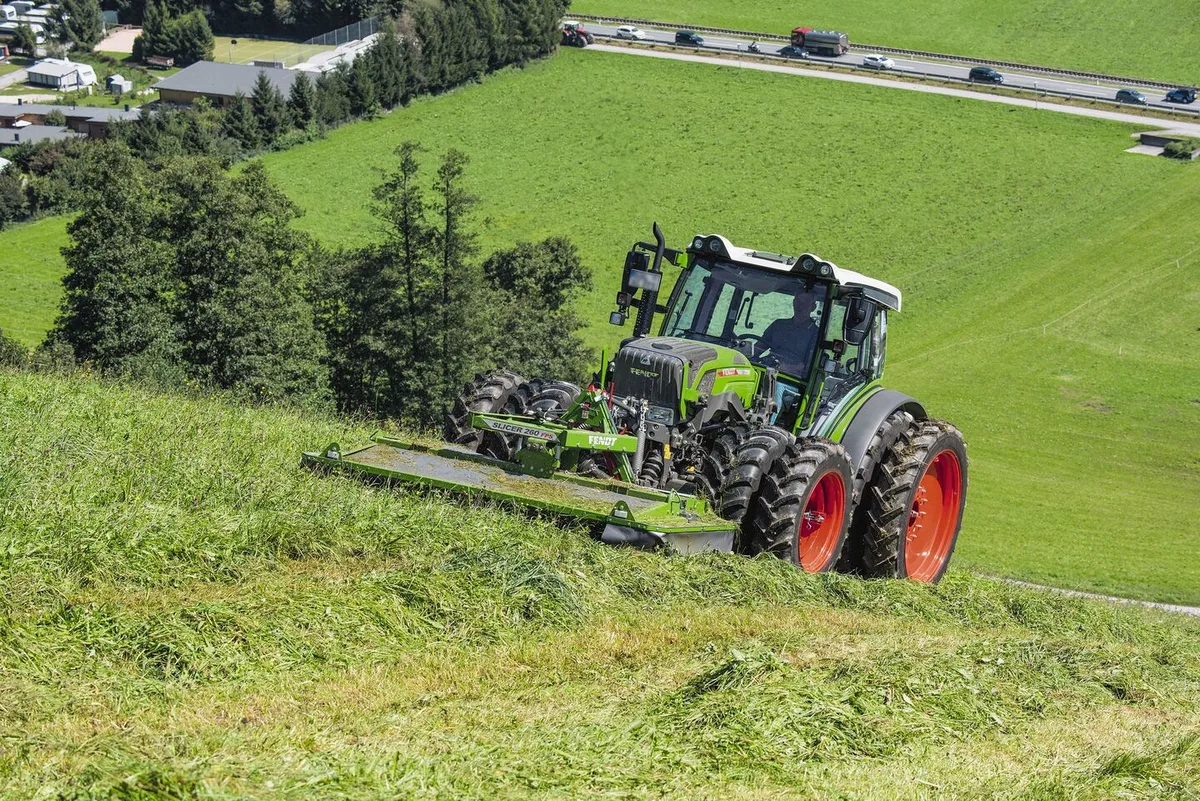 c69ca020a8e2b23cb56d82acbc96632fc0d335aab50f3f29197b6185ad978258 Fendttraktor am Mähen mit Frontmähwerk