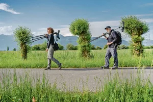 Petra Horch und Klaus Robin starten die Suche nach Braunkehlchen. Gefunden haben sie vor allem Velofahrer.(Bild Tomas Wüthrich/Haupt-Verlag)