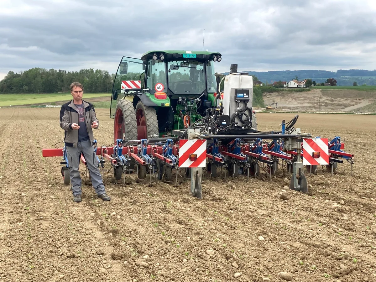 2f6d01a2bdade55a2bb58adc9ff968b876b4220e Marius Frei setzt beim Zuckerrübenanbau ein GPS-Lenksystem ein, sowohl für die genaue Pflanzenschutzapplikation wie auch für die mechanische Unkrautbekämpfung. (Bild Alexandra Stückelberger)