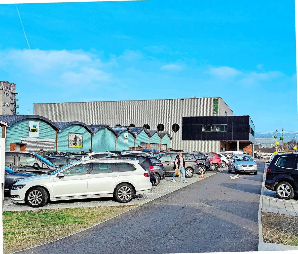 1bf40dcca0ee295b2d0f0fec0ea45bbcfbe8fdc23d32fab98f35b2a0cee0736a Das neue Agrarcenter (hinten) mit Lager und Büroräumlichkeiten ergänzt den klassischen Landi-Laden.
