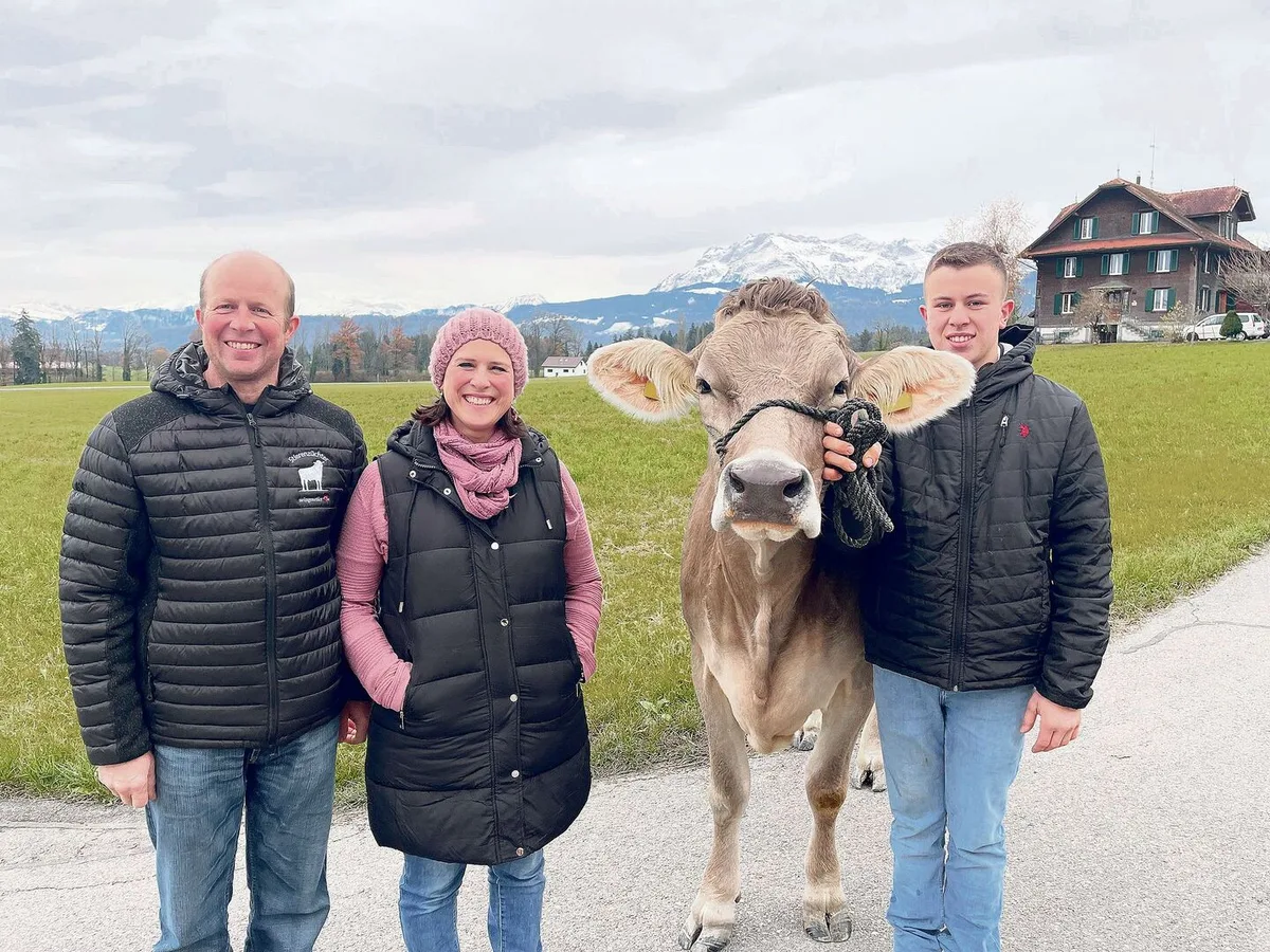 d4e72d94100efced6ed0358426d110cfc87d912a570d6d854b792d74acc8b1a3 Thomas und Luzia Bucher setzen auf OB und BS. Manuel Bucher präsentiert OB-Kuh Livana. Die junge Altmelk wird auch an der Lucerne-Expo zu bestaunen sein.