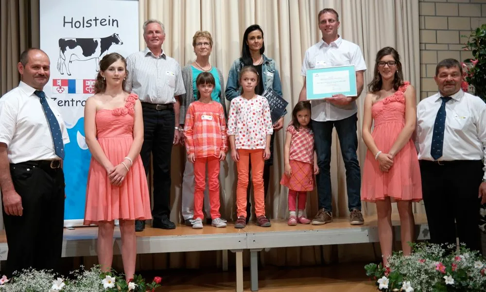 3e2080b4b0647b3a28ecc8dd9da0b8906615fcc8 Mit dem Titel «Meisterzüchter» ausgezeichnet wurde die Familien Peter Wyss und Doris und Hanspeter Wyss aus Aarwangen BE. Rechts der Holsteinpräsident Andreas Hitz aus Untersiggenthal AG. (Bilder: Josef Kottmann)