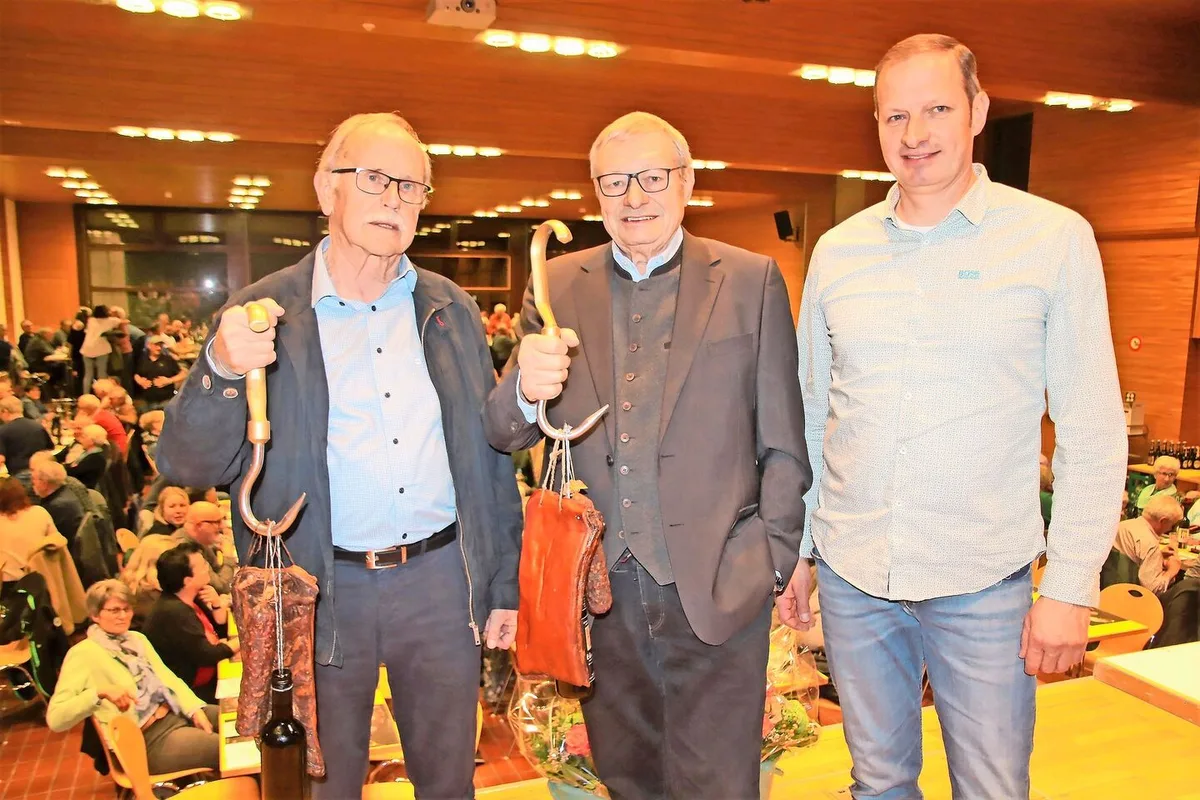 70a73a090846e4c00c9902b3e018dbff99f86a8baa08eb44af6ec91ac6166540 Hanspeter Gygax und Kurt Müller traten zurück. Christian Müller übernimmt das Zepter der IG Fleisch vom Reiat (v. l.).