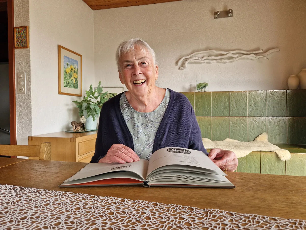 margrit mit Buch Margrit Gasser freut sich auf ihr gelungenes Projekt: «Kunscht und Choche»