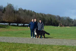 Barbara, Cyril und Urs Huggel machen sich Sorgen um die Zukunft ihres Betriebs (Sohn Andri fehlt). Wird die Wiese im Hintergrund als Gewässerraum ausgeschieden, ist Weiden nicht mehr möglich. Damit fehlt die Futtergrundlage für die 145 Milchkühe.