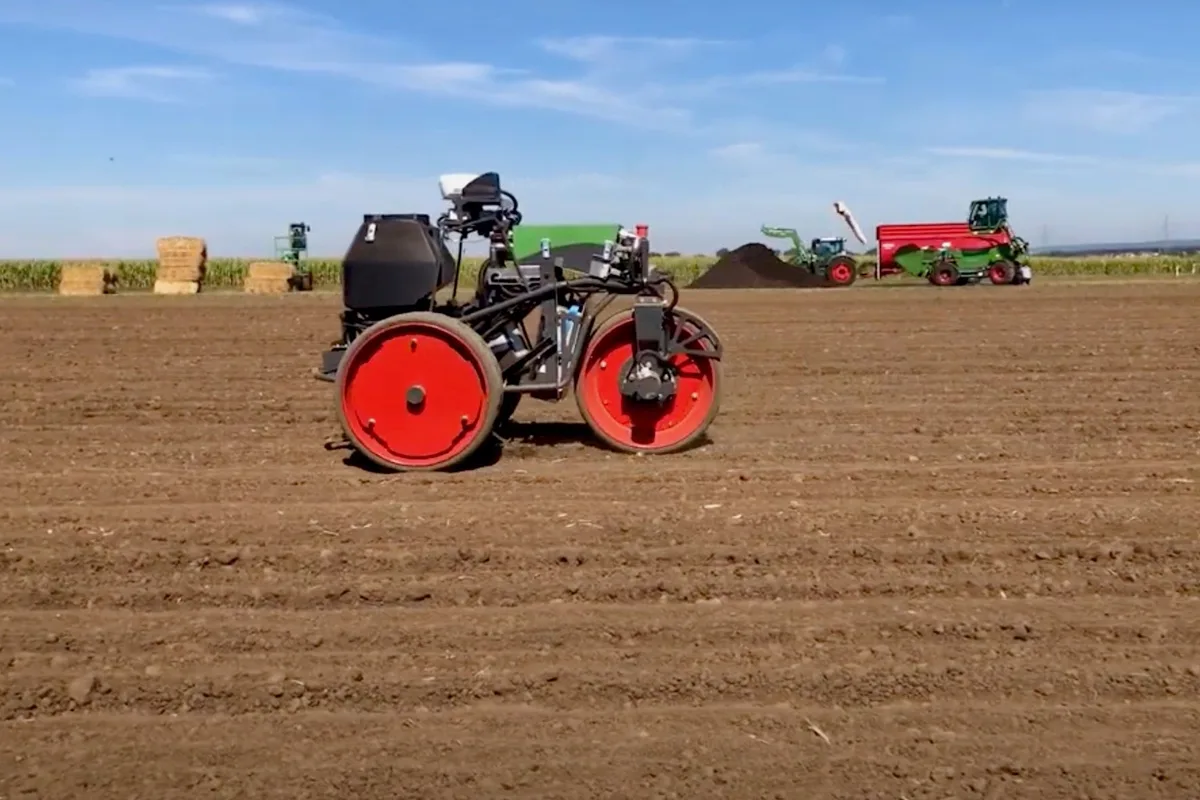 c97fda43d09f6cae0701143312f598f36b463bd8 Fendt Xaver, die dritte Generation des Feldroboters im Einsatz. (Bild: «die grüne» / Jürg Vollmer)