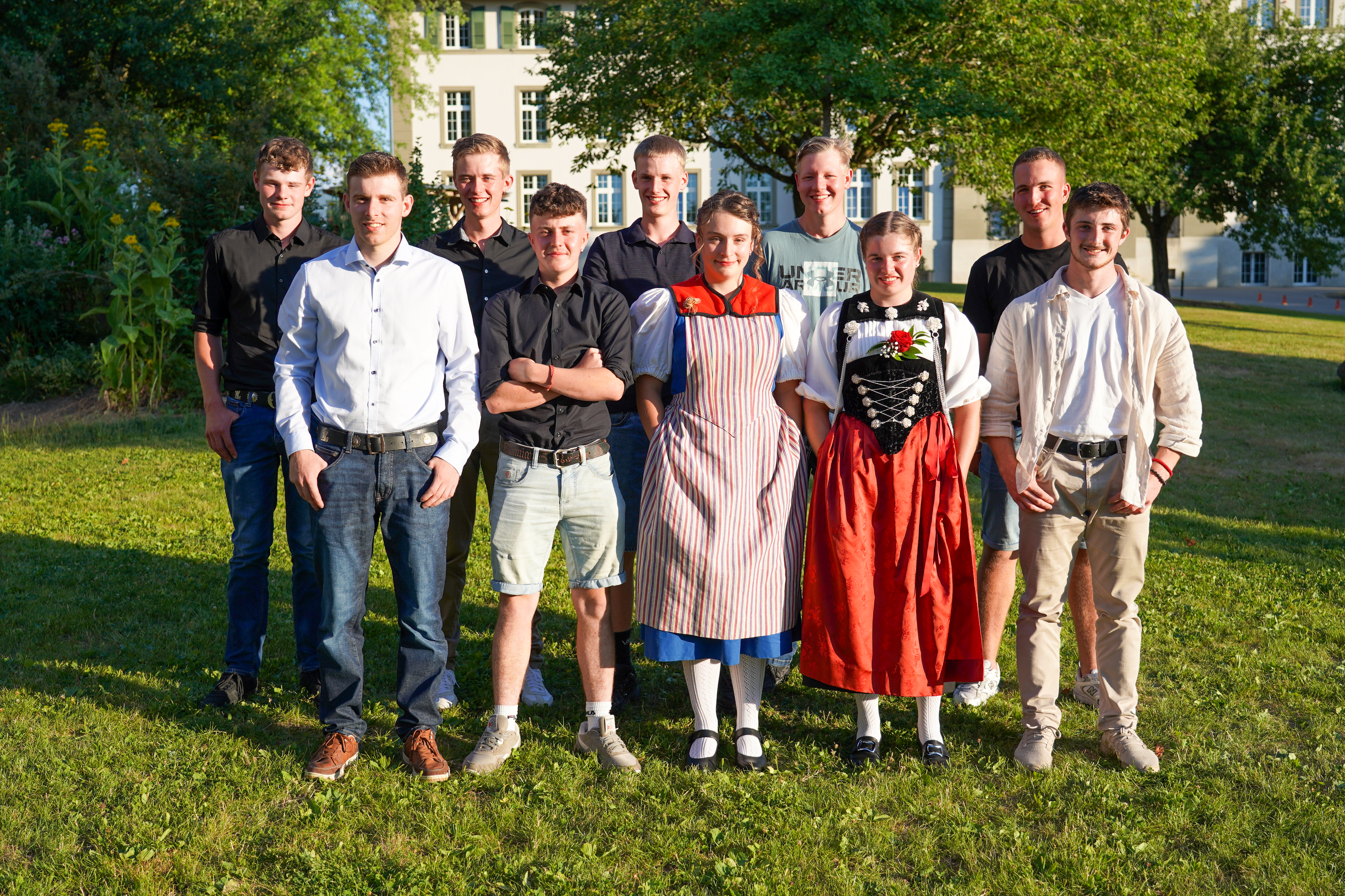 Die erfolgreichen Absolventinnen und Absolventen der Klasse LW 3B in Grangeneuve.